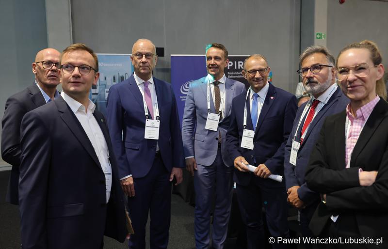Konferencja ChairIN w Zielonej Górze-Nowym Kisielinie rozpoczęła kilkudniowe spotkanie na temat elektromobilności. W wydarzeniu udział wziął Marszałek Województwa Lubuskiego Marcin Jabłoński.