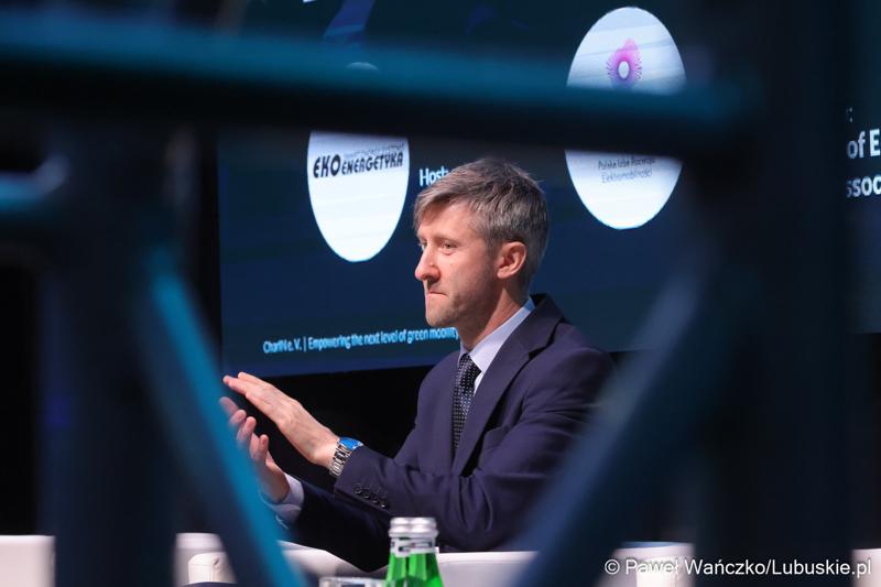 Konferencja ChairIN w Zielonej Górze-Nowym Kisielinie rozpoczęła kilkudniowe spotkanie na temat elektromobilności. W wydarzeniu udział wziął Marszałek Województwa Lubuskiego Marcin Jabłoński.