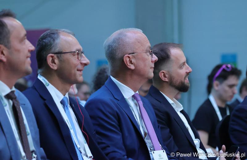 Konferencja ChairIN w Zielonej Górze-Nowym Kisielinie rozpoczęła kilkudniowe spotkanie na temat elektromobilności. W wydarzeniu udział wziął Marszałek Województwa Lubuskiego Marcin Jabłoński.