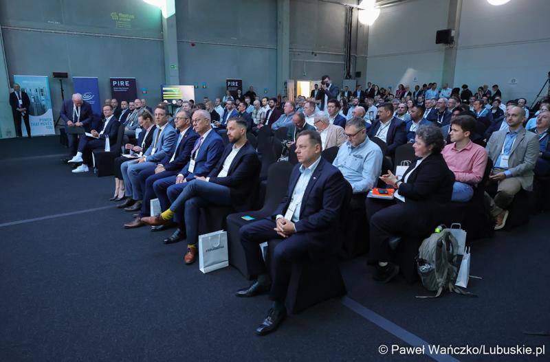 Konferencja ChairIN w Zielonej Górze-Nowym Kisielinie rozpoczęła kilkudniowe spotkanie na temat elektromobilności. W wydarzeniu udział wziął Marszałek Województwa Lubuskiego Marcin Jabłoński.
