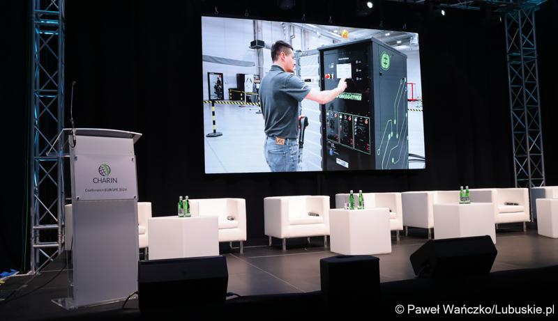 Konferencja ChairIN w Zielonej Górze-Nowym Kisielinie rozpoczęła kilkudniowe spotkanie na temat elektromobilności. W wydarzeniu udział wziął Marszałek Województwa Lubuskiego Marcin Jabłoński.