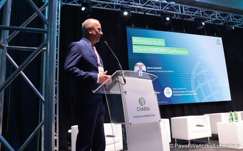 Konferencja ChairIN w Zielonej Górze-Nowym Kisielinie rozpoczęła kilkudniowe spotkanie na temat elektromobilności. W wydarzeniu udział wziął Marszałek Województwa Lubuskiego Marcin Jabłoński.