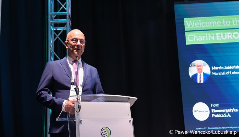 Konferencja ChairIN w Zielonej Górze-Nowym Kisielinie rozpoczęła kilkudniowe spotkanie na temat elektromobilności. W wydarzeniu udział wziął Marszałek Województwa Lubuskiego Marcin Jabłoński.