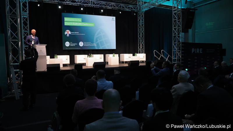 Konferencja ChairIN w Zielonej Górze-Nowym Kisielinie rozpoczęła kilkudniowe spotkanie na temat elektromobilności. W wydarzeniu udział wziął Marszałek Województwa Lubuskiego Marcin Jabłoński.