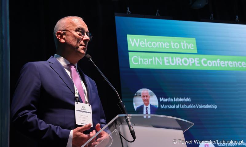 Konferencja ChairIN w Zielonej Górze-Nowym Kisielinie rozpoczęła kilkudniowe spotkanie na temat elektromobilności. W wydarzeniu udział wziął Marszałek Województwa Lubuskiego Marcin Jabłoński.