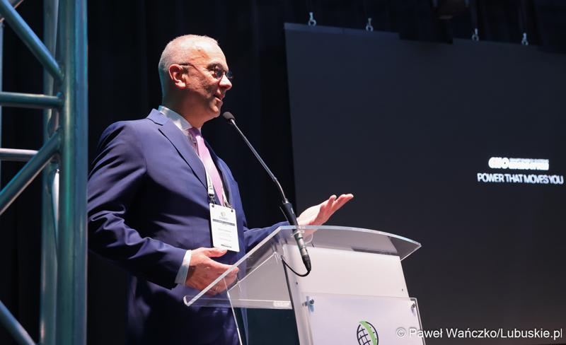 Konferencja ChairIN w Zielonej Górze-Nowym Kisielinie rozpoczęła kilkudniowe spotkanie na temat elektromobilności. W wydarzeniu udział wziął Marszałek Województwa Lubuskiego Marcin Jabłoński.