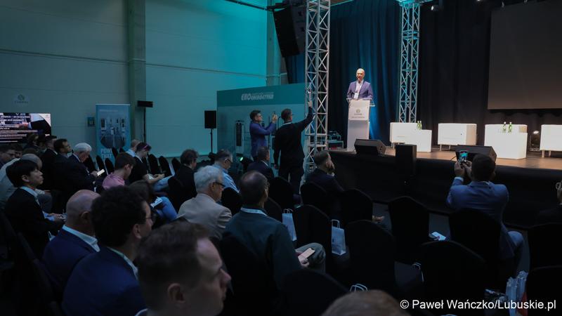Konferencja ChairIN w Zielonej Górze-Nowym Kisielinie rozpoczęła kilkudniowe spotkanie na temat elektromobilności. W wydarzeniu udział wziął Marszałek Województwa Lubuskiego Marcin Jabłoński.