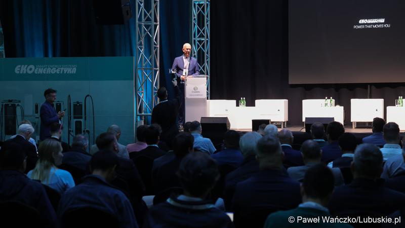 Konferencja ChairIN w Zielonej Górze-Nowym Kisielinie rozpoczęła kilkudniowe spotkanie na temat elektromobilności. W wydarzeniu udział wziął Marszałek Województwa Lubuskiego Marcin Jabłoński.