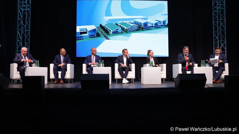 Konferencja ChairIN w Zielonej Górze-Nowym Kisielinie rozpoczęła kilkudniowe spotkanie na temat elektromobilności. W wydarzeniu udział wziął Marszałek Województwa Lubuskiego Marcin Jabłoński.