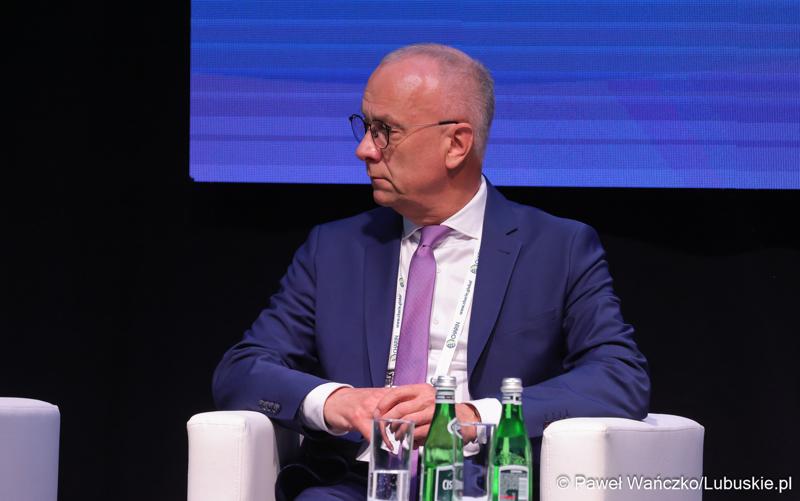 Konferencja ChairIN w Zielonej Górze-Nowym Kisielinie rozpoczęła kilkudniowe spotkanie na temat elektromobilności. W wydarzeniu udział wziął Marszałek Województwa Lubuskiego Marcin Jabłoński.