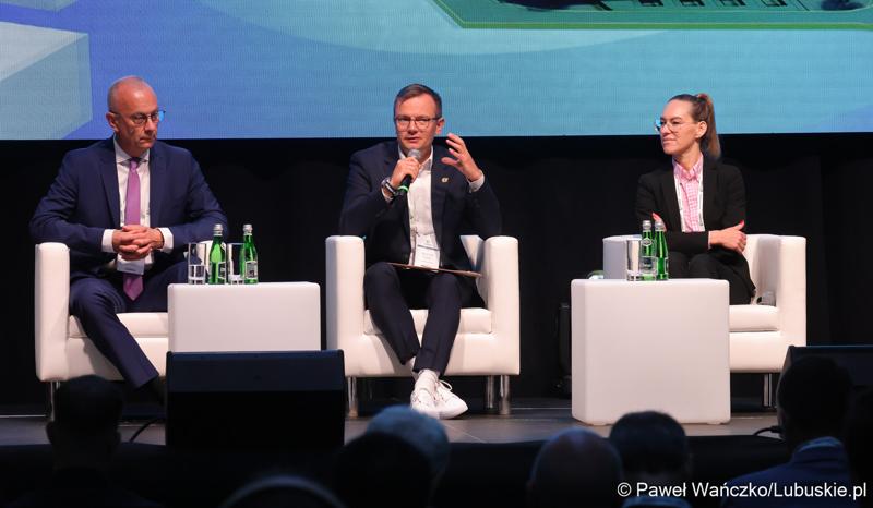 Konferencja ChairIN w Zielonej Górze-Nowym Kisielinie rozpoczęła kilkudniowe spotkanie na temat elektromobilności. W wydarzeniu udział wziął Marszałek Województwa Lubuskiego Marcin Jabłoński.