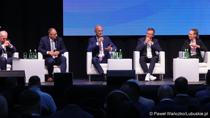 Konferencja ChairIN w Zielonej Górze-Nowym Kisielinie rozpoczęła kilkudniowe spotkanie na temat elektromobilności. W wydarzeniu udział wziął Marszałek Województwa Lubuskiego Marcin Jabłoński.