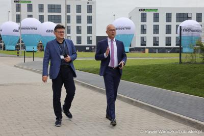 Konferencja ChairIN w Zielonej Górze-Nowym Kisielinie rozpoczęła kilkudniowe spotkanie na temat elektromobilności. W wydarzeniu udział wziął Marszałek Województwa Lubuskiego Marcin Jabłoński.

