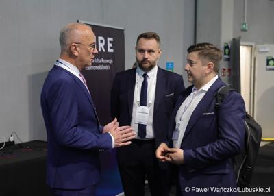 Konferencja ChairIN w Zielonej Górze-Nowym Kisielinie rozpoczęła kilkudniowe spotkanie na temat elektromobilności. W wydarzeniu udział wziął Marszałek Województwa Lubuskiego Marcin Jabłoński.

