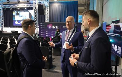 Konferencja ChairIN w Zielonej Górze-Nowym Kisielinie rozpoczęła kilkudniowe spotkanie na temat elektromobilności. W wydarzeniu udział wziął Marszałek Województwa Lubuskiego Marcin Jabłoński.

