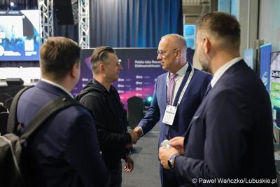 Konferencja ChairIN w Zielonej Górze-Nowym Kisielinie rozpoczęła kilkudniowe spotkanie na temat elektromobilności. W wydarzeniu udział wziął Marszałek Województwa Lubuskiego Marcin Jabłoński.

