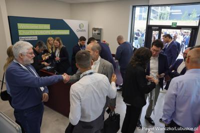 Konferencja ChairIN w Zielonej Górze-Nowym Kisielinie rozpoczęła kilkudniowe spotkanie na temat elektromobilności. W wydarzeniu udział wziął Marszałek Województwa Lubuskiego Marcin Jabłoński.

