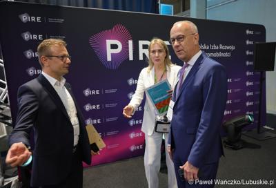 Konferencja ChairIN w Zielonej Górze-Nowym Kisielinie rozpoczęła kilkudniowe spotkanie na temat elektromobilności. W wydarzeniu udział wziął Marszałek Województwa Lubuskiego Marcin Jabłoński.

