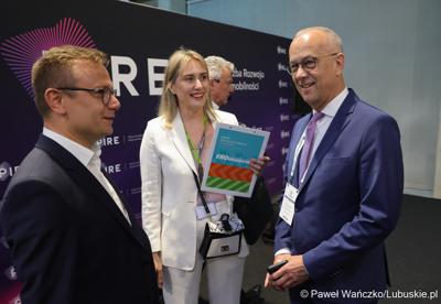 Konferencja ChairIN w Zielonej Górze-Nowym Kisielinie rozpoczęła kilkudniowe spotkanie na temat elektromobilności. W wydarzeniu udział wziął Marszałek Województwa Lubuskiego Marcin Jabłoński.

