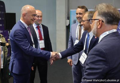 Konferencja ChairIN w Zielonej Górze-Nowym Kisielinie rozpoczęła kilkudniowe spotkanie na temat elektromobilności. W wydarzeniu udział wziął Marszałek Województwa Lubuskiego Marcin Jabłoński.

