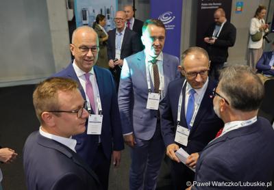 Konferencja ChairIN w Zielonej Górze-Nowym Kisielinie rozpoczęła kilkudniowe spotkanie na temat elektromobilności. W wydarzeniu udział wziął Marszałek Województwa Lubuskiego Marcin Jabłoński.

