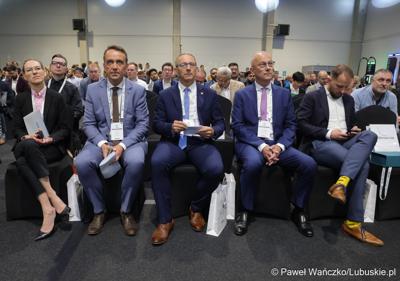 Konferencja ChairIN w Zielonej Górze-Nowym Kisielinie rozpoczęła kilkudniowe spotkanie na temat elektromobilności. W wydarzeniu udział wziął Marszałek Województwa Lubuskiego Marcin Jabłoński.

