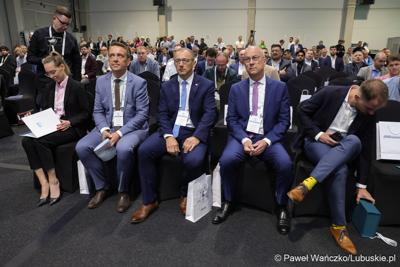 Konferencja ChairIN w Zielonej Górze-Nowym Kisielinie rozpoczęła kilkudniowe spotkanie na temat elektromobilności. W wydarzeniu udział wziął Marszałek Województwa Lubuskiego Marcin Jabłoński.

