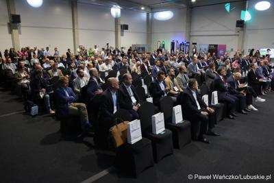 Konferencja ChairIN w Zielonej Górze-Nowym Kisielinie rozpoczęła kilkudniowe spotkanie na temat elektromobilności. W wydarzeniu udział wziął Marszałek Województwa Lubuskiego Marcin Jabłoński.

