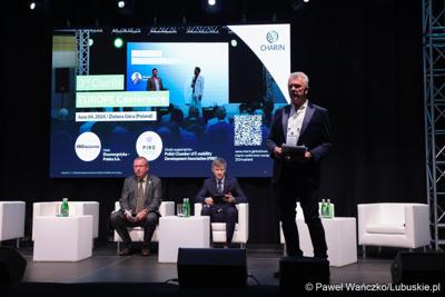 Konferencja ChairIN w Zielonej Górze-Nowym Kisielinie rozpoczęła kilkudniowe spotkanie na temat elektromobilności. W wydarzeniu udział wziął Marszałek Województwa Lubuskiego Marcin Jabłoński.

