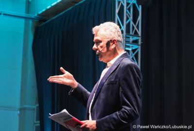 Konferencja ChairIN w Zielonej Górze-Nowym Kisielinie rozpoczęła kilkudniowe spotkanie na temat elektromobilności. W wydarzeniu udział wziął Marszałek Województwa Lubuskiego Marcin Jabłoński.

