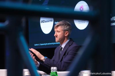 Konferencja ChairIN w Zielonej Górze-Nowym Kisielinie rozpoczęła kilkudniowe spotkanie na temat elektromobilności. W wydarzeniu udział wziął Marszałek Województwa Lubuskiego Marcin Jabłoński.

