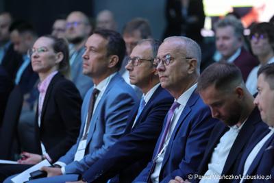 Konferencja ChairIN w Zielonej Górze-Nowym Kisielinie rozpoczęła kilkudniowe spotkanie na temat elektromobilności. W wydarzeniu udział wziął Marszałek Województwa Lubuskiego Marcin Jabłoński.

