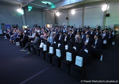 Konferencja ChairIN w Zielonej Górze-Nowym Kisielinie rozpoczęła kilkudniowe spotkanie na temat elektromobilności. W wydarzeniu udział wziął Marszałek Województwa Lubuskiego Marcin Jabłoński.

