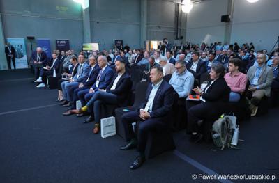 Konferencja ChairIN w Zielonej Górze-Nowym Kisielinie rozpoczęła kilkudniowe spotkanie na temat elektromobilności. W wydarzeniu udział wziął Marszałek Województwa Lubuskiego Marcin Jabłoński.


