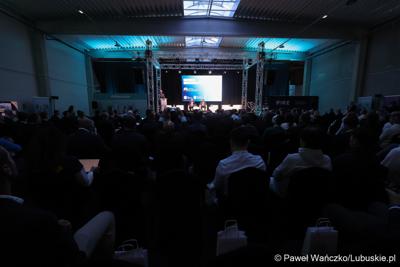 Konferencja ChairIN w Zielonej Górze-Nowym Kisielinie rozpoczęła kilkudniowe spotkanie na temat elektromobilności. W wydarzeniu udział wziął Marszałek Województwa Lubuskiego Marcin Jabłoński.

