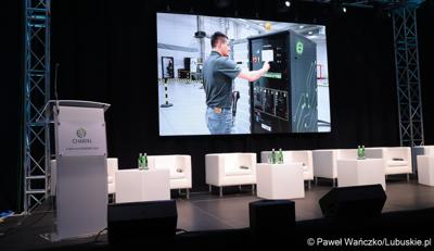 Konferencja ChairIN w Zielonej Górze-Nowym Kisielinie rozpoczęła kilkudniowe spotkanie na temat elektromobilności. W wydarzeniu udział wziął Marszałek Województwa Lubuskiego Marcin Jabłoński.


