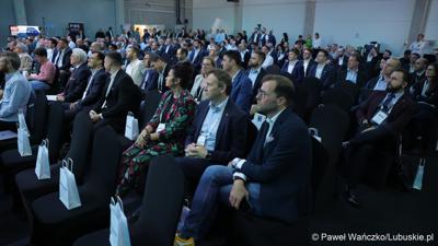 Konferencja ChairIN w Zielonej Górze-Nowym Kisielinie rozpoczęła kilkudniowe spotkanie na temat elektromobilności. W wydarzeniu udział wziął Marszałek Województwa Lubuskiego Marcin Jabłoński.

