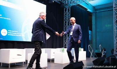 Konferencja ChairIN w Zielonej Górze-Nowym Kisielinie rozpoczęła kilkudniowe spotkanie na temat elektromobilności. W wydarzeniu udział wziął Marszałek Województwa Lubuskiego Marcin Jabłoński.

