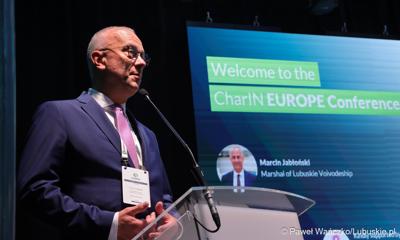 Konferencja ChairIN w Zielonej Górze-Nowym Kisielinie rozpoczęła kilkudniowe spotkanie na temat elektromobilności. W wydarzeniu udział wziął Marszałek Województwa Lubuskiego Marcin Jabłoński.

