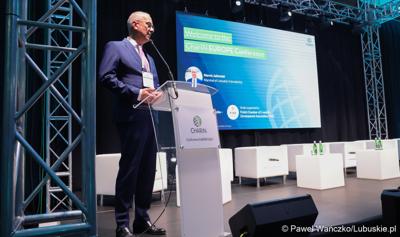 Konferencja ChairIN w Zielonej Górze-Nowym Kisielinie rozpoczęła kilkudniowe spotkanie na temat elektromobilności. W wydarzeniu udział wziął Marszałek Województwa Lubuskiego Marcin Jabłoński.

