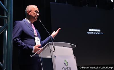 Konferencja ChairIN w Zielonej Górze-Nowym Kisielinie rozpoczęła kilkudniowe spotkanie na temat elektromobilności. W wydarzeniu udział wziął Marszałek Województwa Lubuskiego Marcin Jabłoński.

