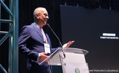 Konferencja ChairIN w Zielonej Górze-Nowym Kisielinie rozpoczęła kilkudniowe spotkanie na temat elektromobilności. W wydarzeniu udział wziął Marszałek Województwa Lubuskiego Marcin Jabłoński.

