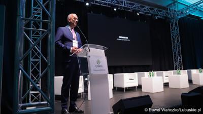 Konferencja ChairIN w Zielonej Górze-Nowym Kisielinie rozpoczęła kilkudniowe spotkanie na temat elektromobilności. W wydarzeniu udział wziął Marszałek Województwa Lubuskiego Marcin Jabłoński.

