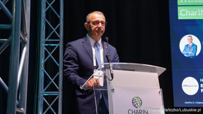 Konferencja ChairIN w Zielonej Górze-Nowym Kisielinie rozpoczęła kilkudniowe spotkanie na temat elektromobilności. W wydarzeniu udział wziął Marszałek Województwa Lubuskiego Marcin Jabłoński.

