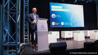 Konferencja ChairIN w Zielonej Górze-Nowym Kisielinie rozpoczęła kilkudniowe spotkanie na temat elektromobilności. W wydarzeniu udział wziął Marszałek Województwa Lubuskiego Marcin Jabłoński.

