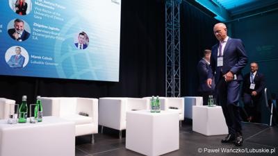Konferencja ChairIN w Zielonej Górze-Nowym Kisielinie rozpoczęła kilkudniowe spotkanie na temat elektromobilności. W wydarzeniu udział wziął Marszałek Województwa Lubuskiego Marcin Jabłoński.

