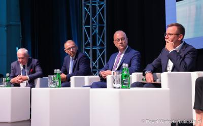 Konferencja ChairIN w Zielonej Górze-Nowym Kisielinie rozpoczęła kilkudniowe spotkanie na temat elektromobilności. W wydarzeniu udział wziął Marszałek Województwa Lubuskiego Marcin Jabłoński.

