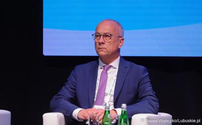 Konferencja ChairIN w Zielonej Górze-Nowym Kisielinie rozpoczęła kilkudniowe spotkanie na temat elektromobilności. W wydarzeniu udział wziął Marszałek Województwa Lubuskiego Marcin Jabłoński.

