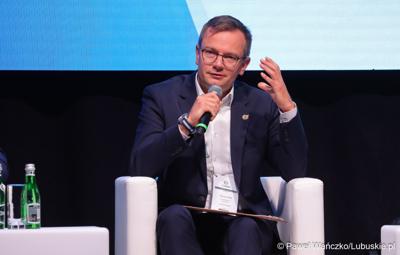 Konferencja ChairIN w Zielonej Górze-Nowym Kisielinie rozpoczęła kilkudniowe spotkanie na temat elektromobilności. W wydarzeniu udział wziął Marszałek Województwa Lubuskiego Marcin Jabłoński.

