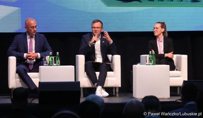 Konferencja ChairIN w Zielonej Górze-Nowym Kisielinie rozpoczęła kilkudniowe spotkanie na temat elektromobilności. W wydarzeniu udział wziął Marszałek Województwa Lubuskiego Marcin Jabłoński.

